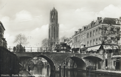 1671 Gezicht op de Oudegracht Tolsteegzijde te Utrecht met op de voorgrond de Hamburgerbrug en op de achtergrond de Domtoren.